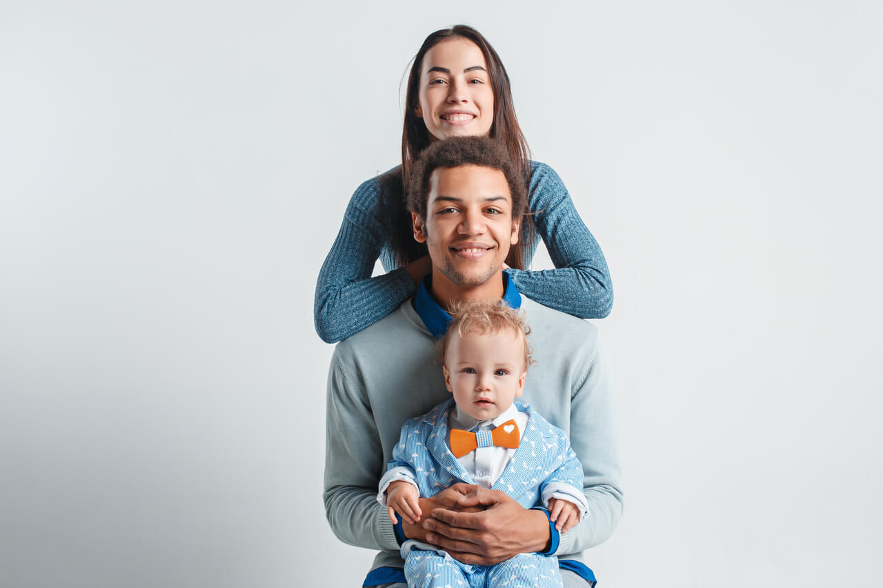 pai, mãe e bebê felizes