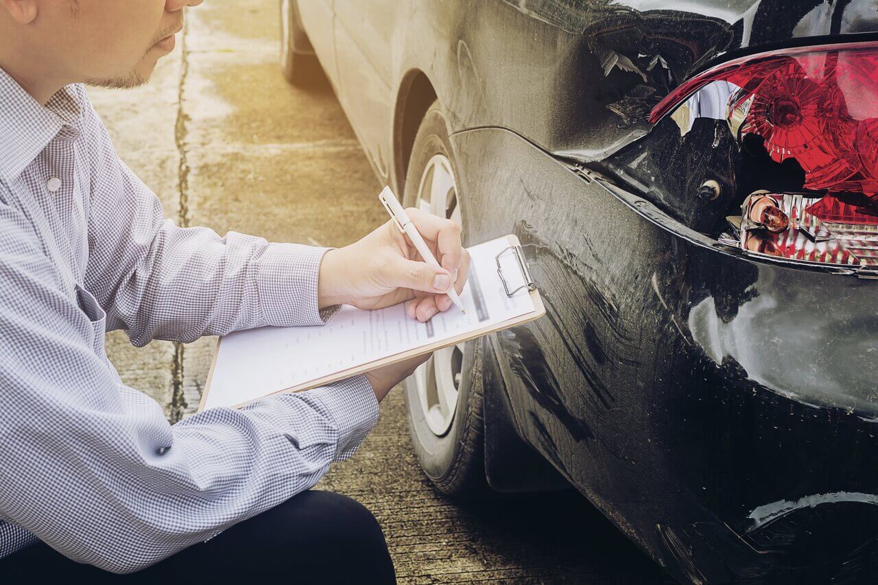 homem vistoriando automóvel