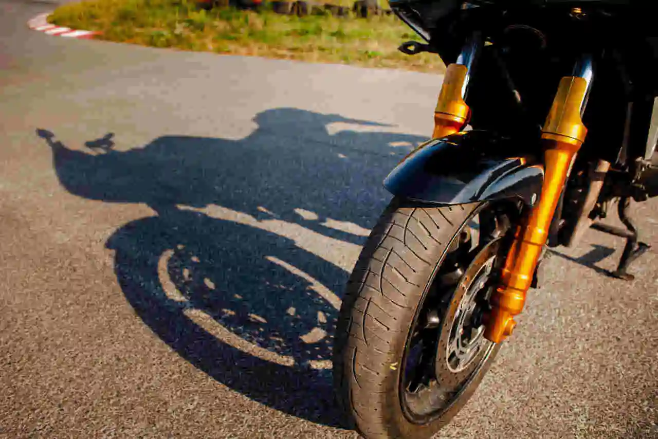 motocicleta com preta com detalhes em laranja