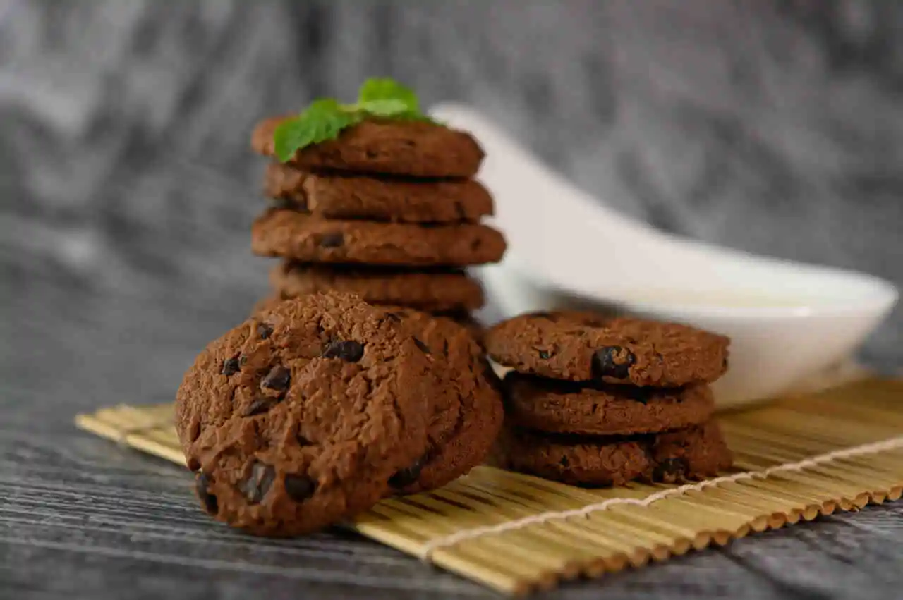 pilha de biscoito chocolate alimento