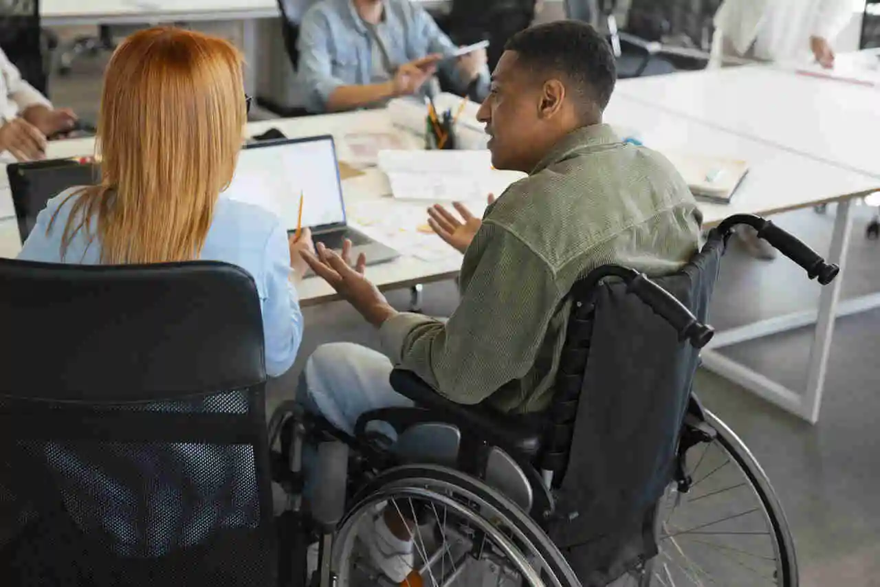 aluno cadeirante portador de necessidade especial sala de aula em escola particular