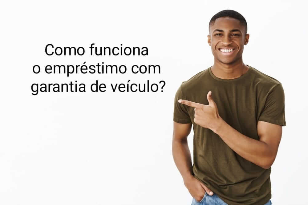 Jovem de camiseta marrom apontando para o título da postagem sobre empréstimo com garantia de veículo