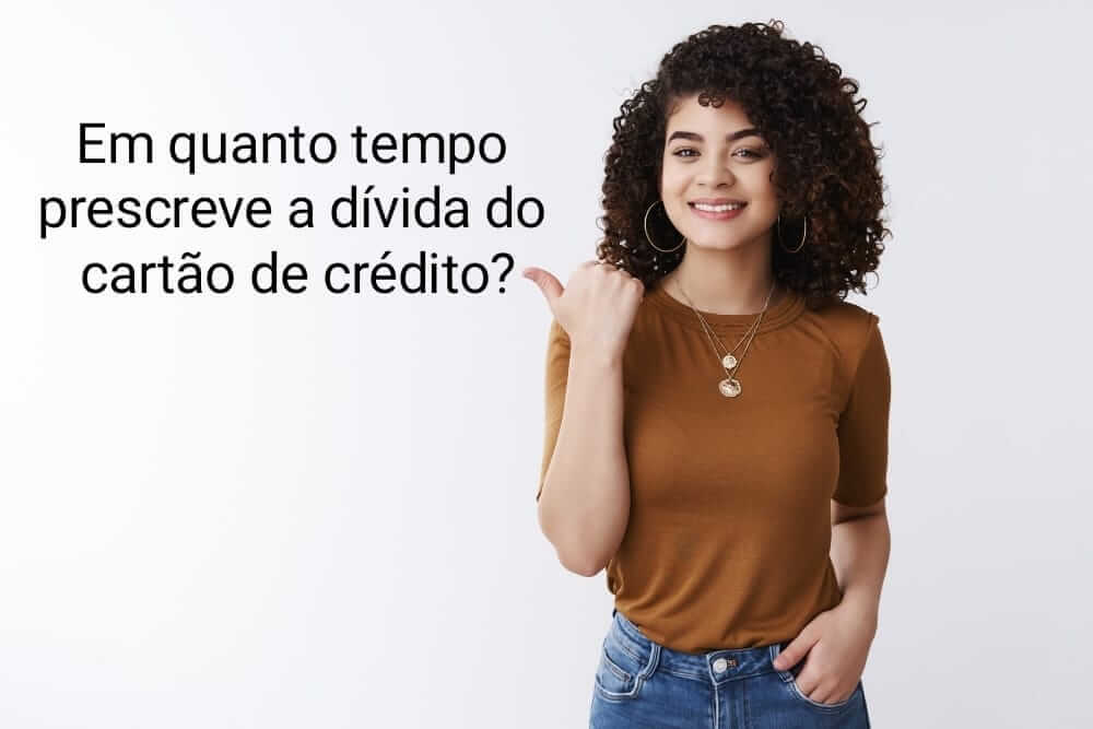 Garota de camiseta e calça jeans apontando para o título da postagem sobre cartão de crédito e prescrição