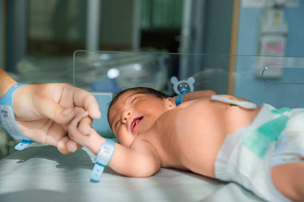 recém nascido com pulseira na maternidade